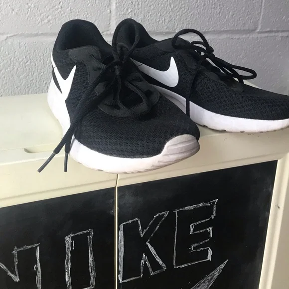 Black w: White swoosh Nike - Picture 7 of 13